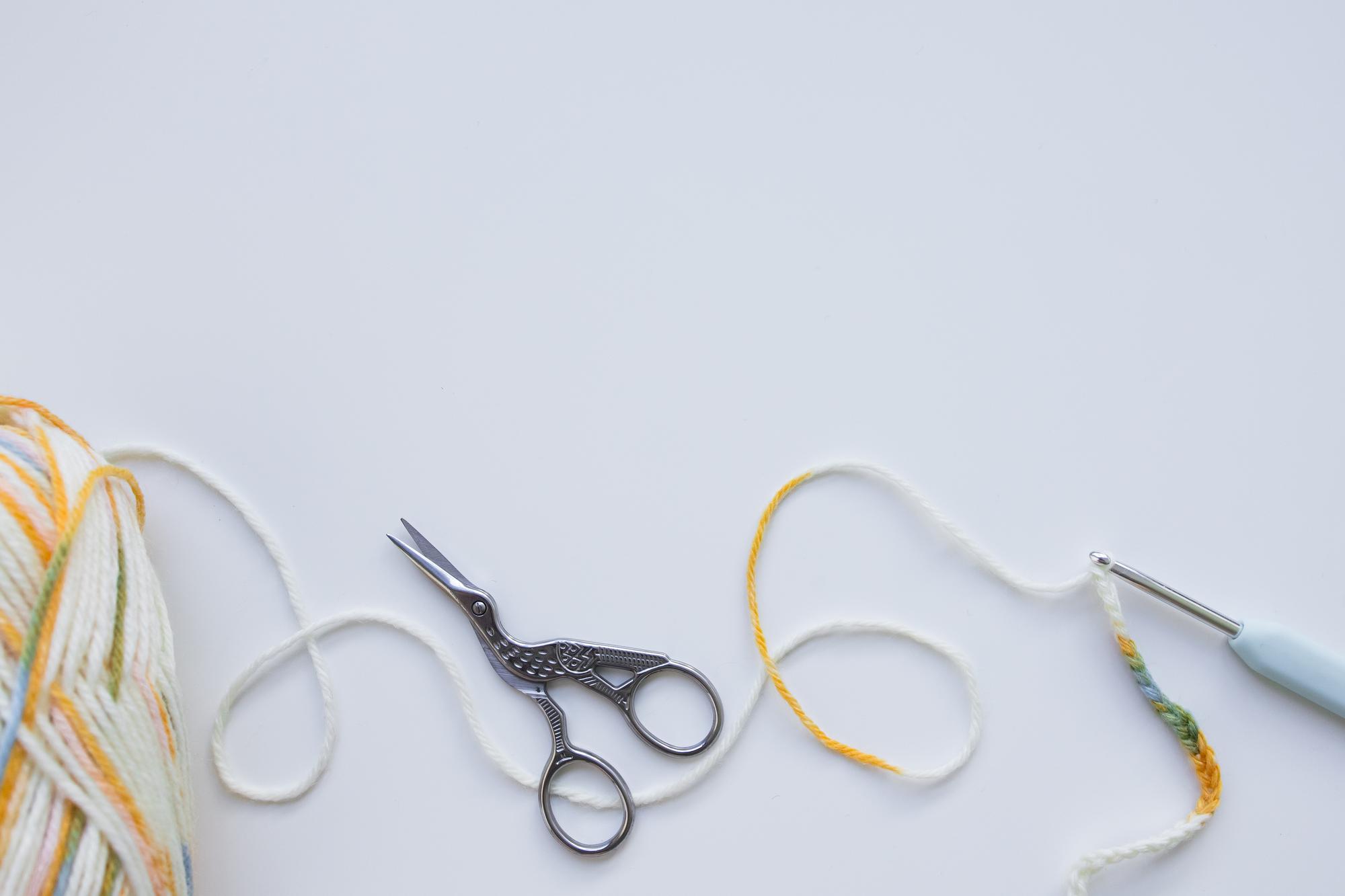 Composizione atelier con filati e strumenti